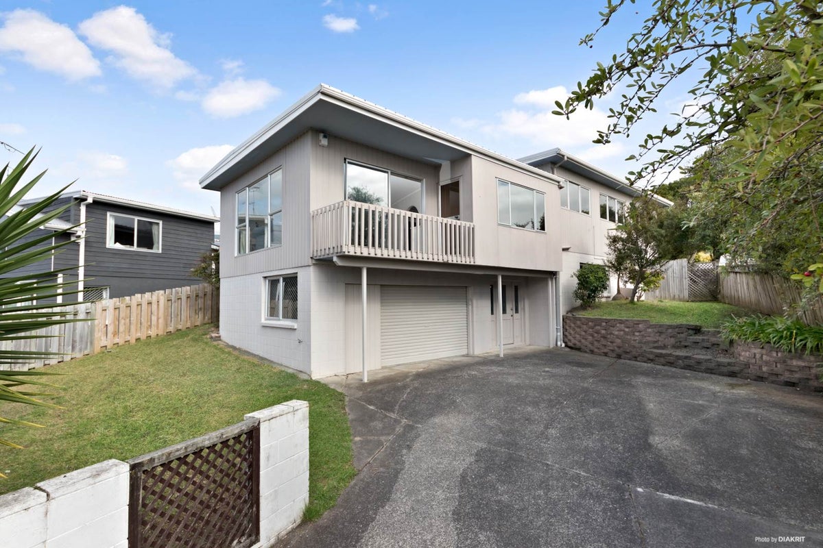 18 Rosewarne Crescent, Glendene, Auckland - Carousel 1