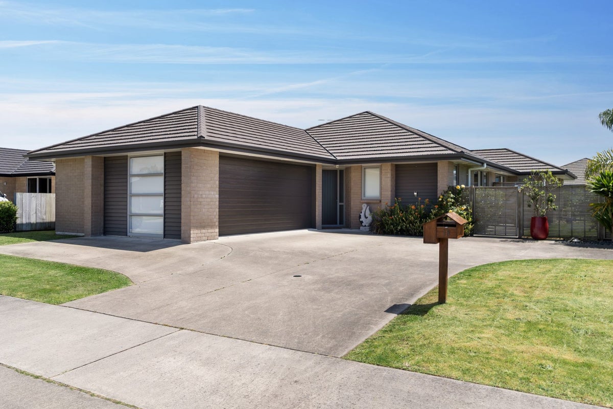 18 Rainey Crescent, Papamoa Beach, Papamoa - Carousel 1