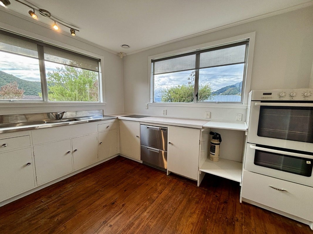 252 Waikawa Road, Waikawa, Picton - Carousel 2