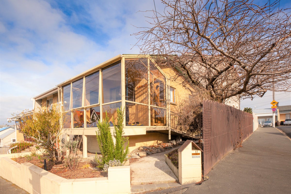 17 Edwin Street, Caversham, Dunedin - Carousel 1