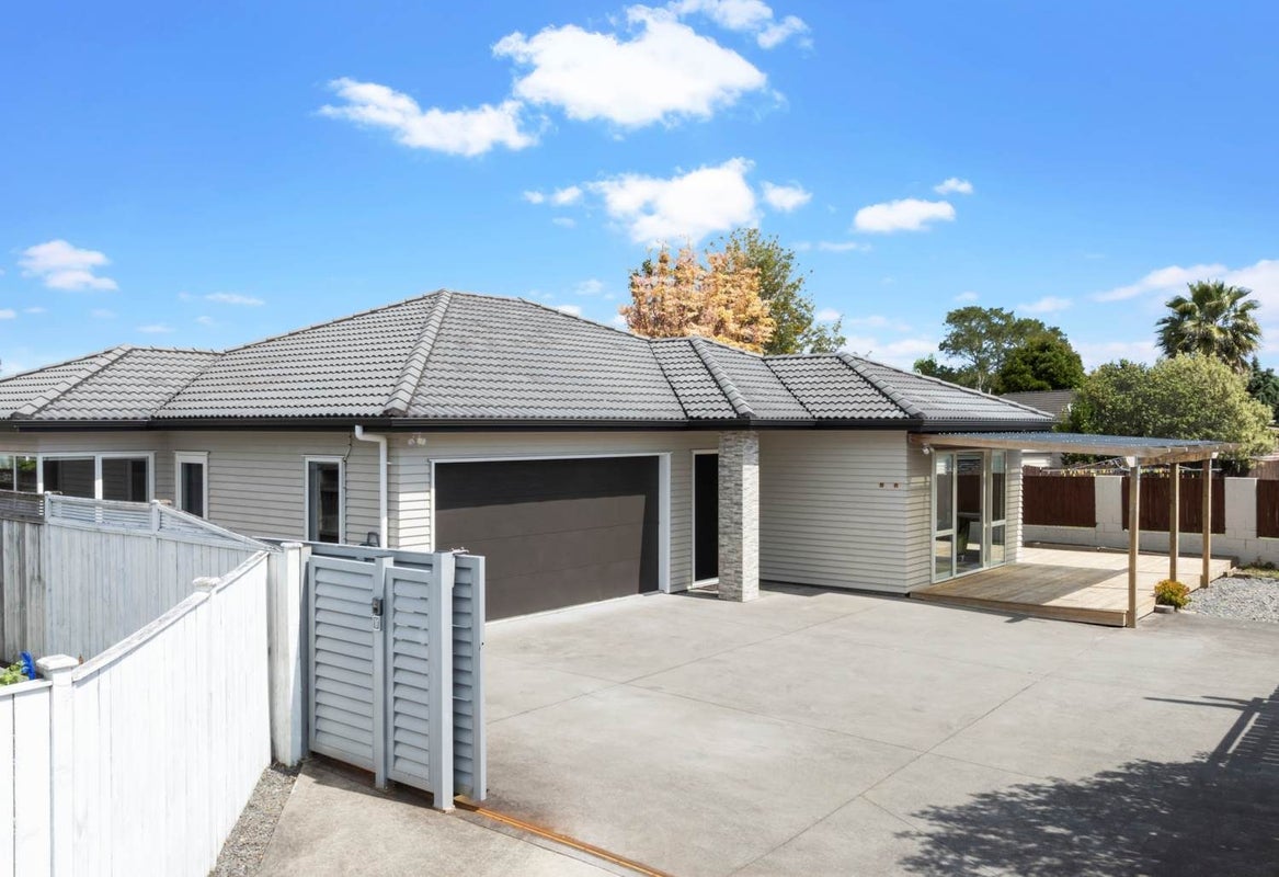 16A Darren Crescent, Half Moon Bay, Auckland - Carousel 2