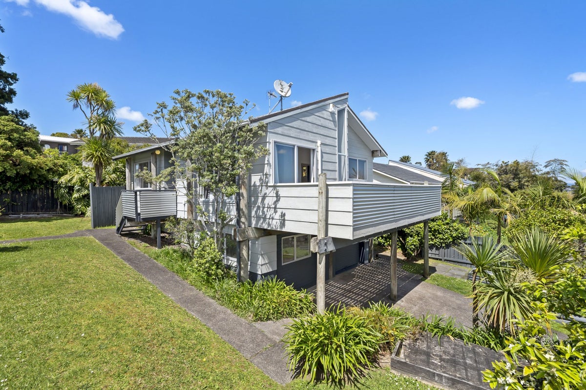 1/6 Oruamo Place, Beach Haven, Auckland - Carousel 1