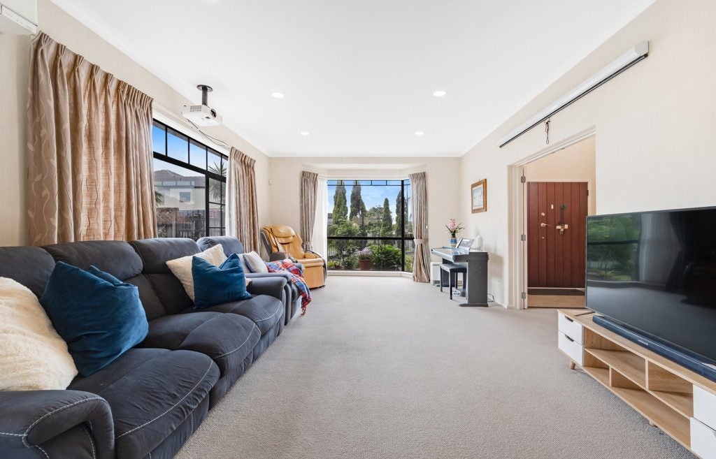 44 Thornbury Crescent, East Tamaki Heights, Auckland - Carousel 2