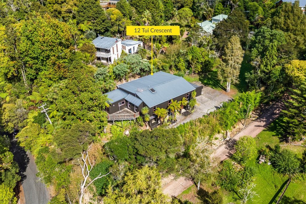 12 Tui Crescent, Waiatarua, Auckland - Carousel 1