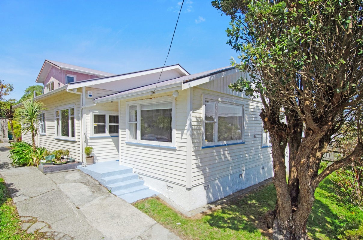 5 Shortland Street, Khandallah, Wellington - Carousel 1