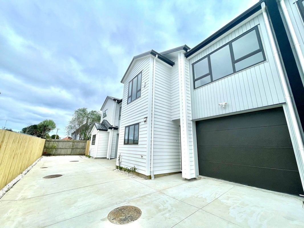 15 Holland Avenue, Point England, Auckland - Carousel 1