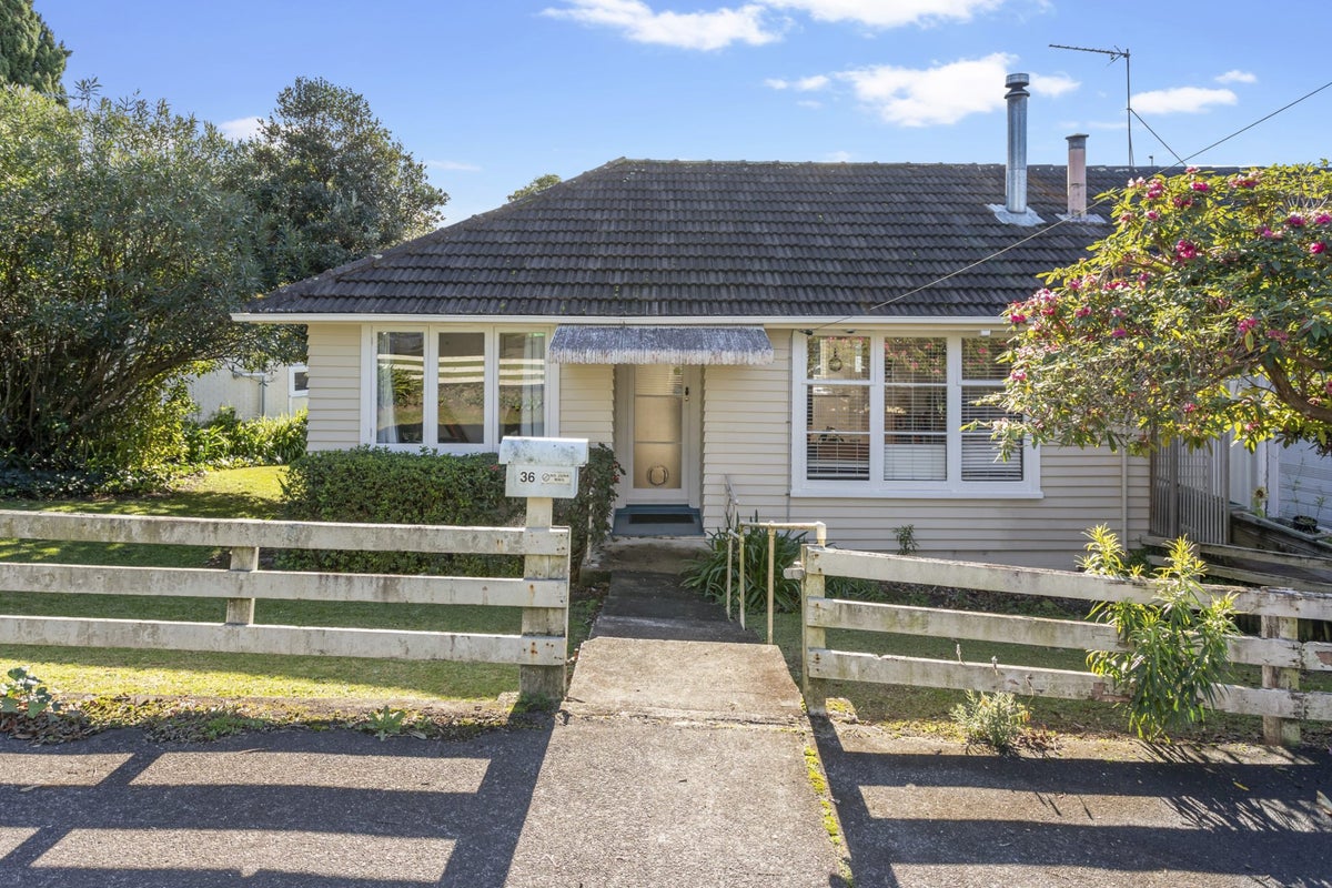 36 Sutherland Road, Point Chevalier, Auckland - Carousel 1