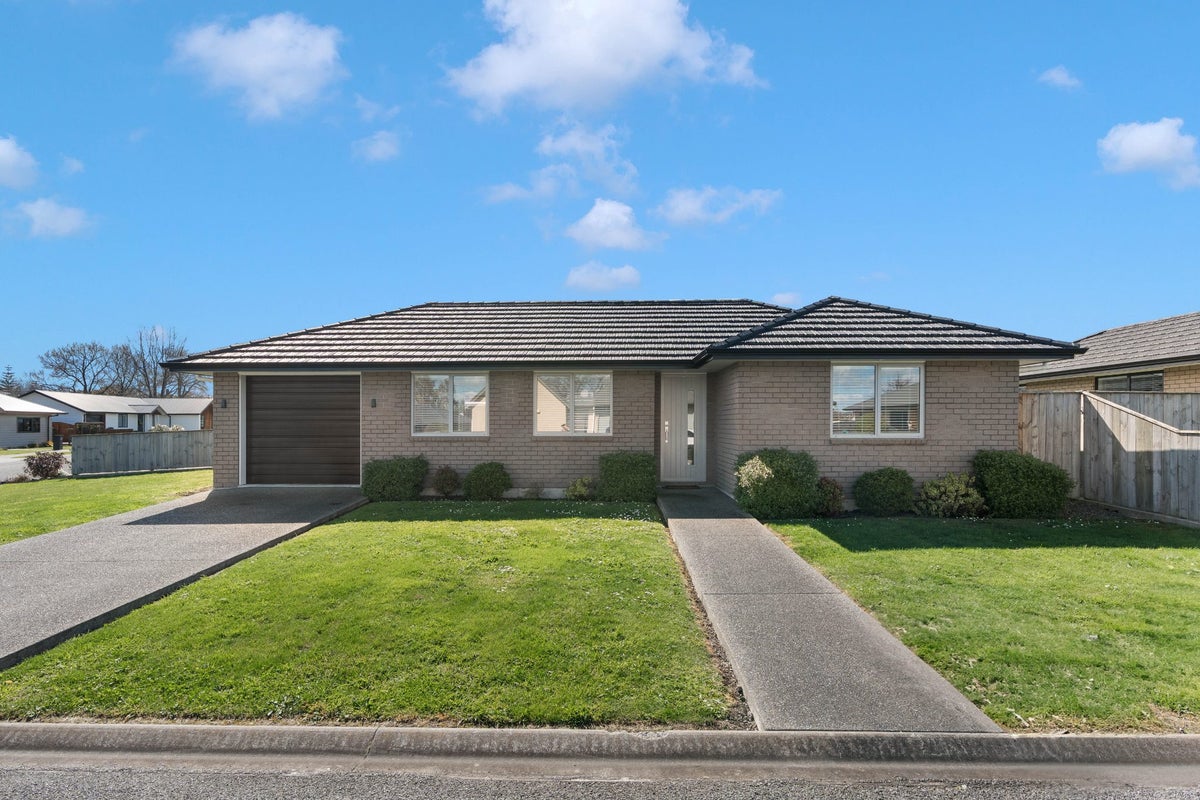 12 Tarata Grove, Masterton, Masterton - Carousel 1