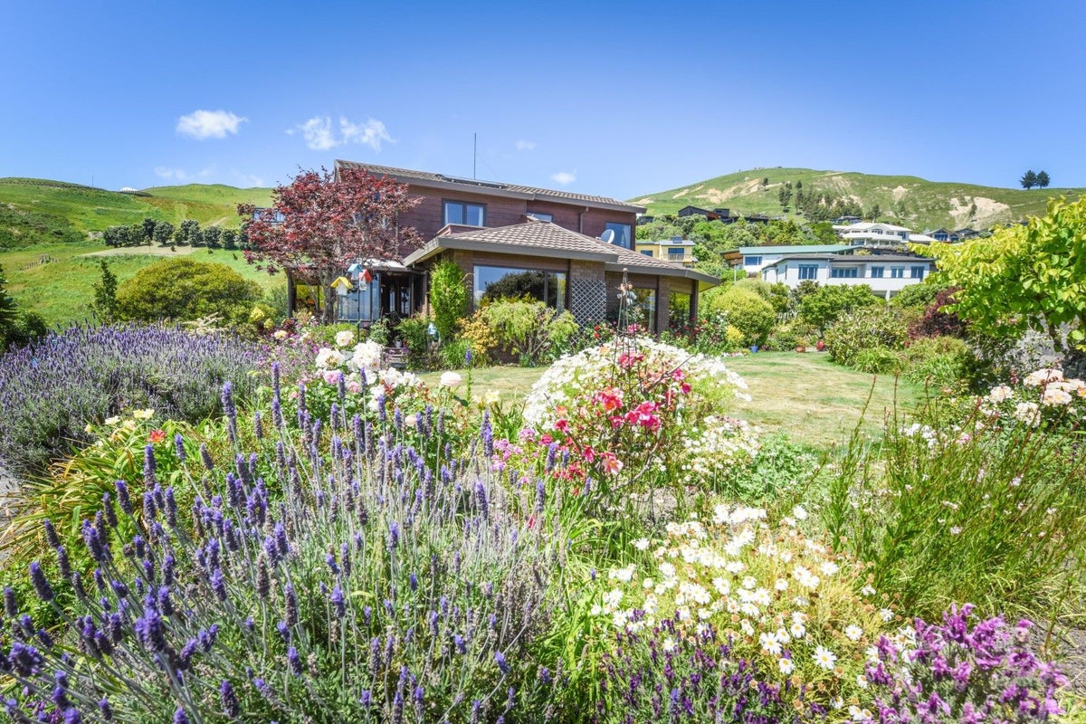 2 Ruffell Place, Atawhai, Nelson - Carousel 1