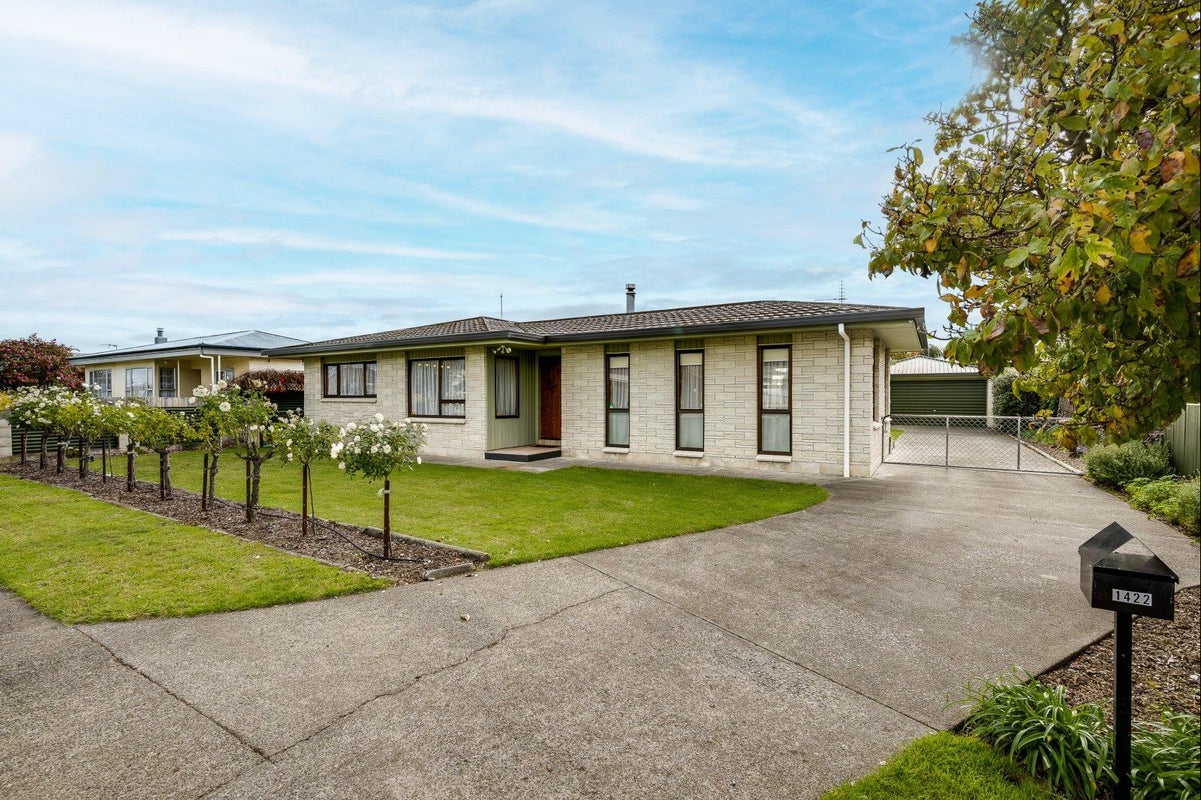 1422 Woodstock Avenue, Mayfair, Hastings - Carousel 1