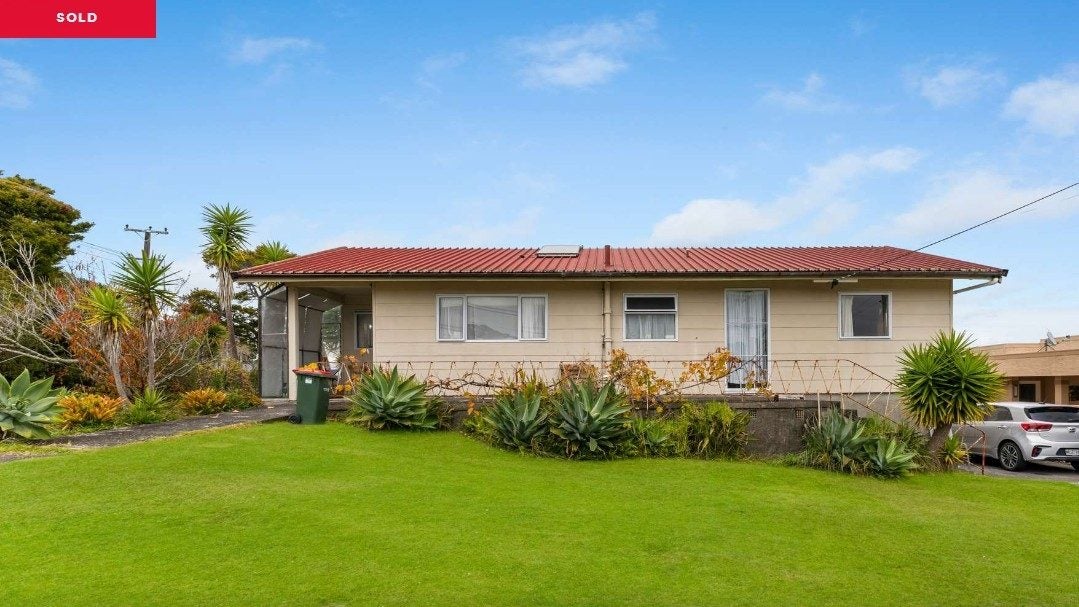 116 Island Bay Road, Beach Haven, Auckland - Carousel 1