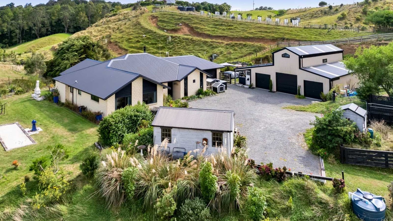 2 Te Ara Karoiroa, Hurford, New Plymouth - Carousel 2