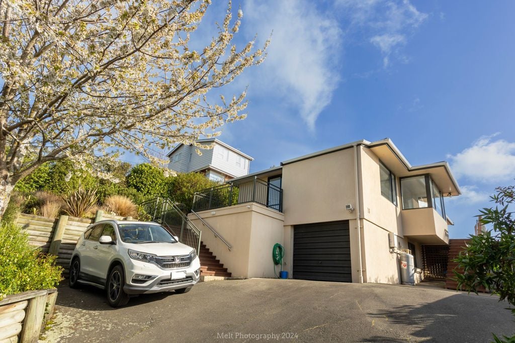 18 Greenacres Street, Macandrew Bay, Dunedin - Carousel 1