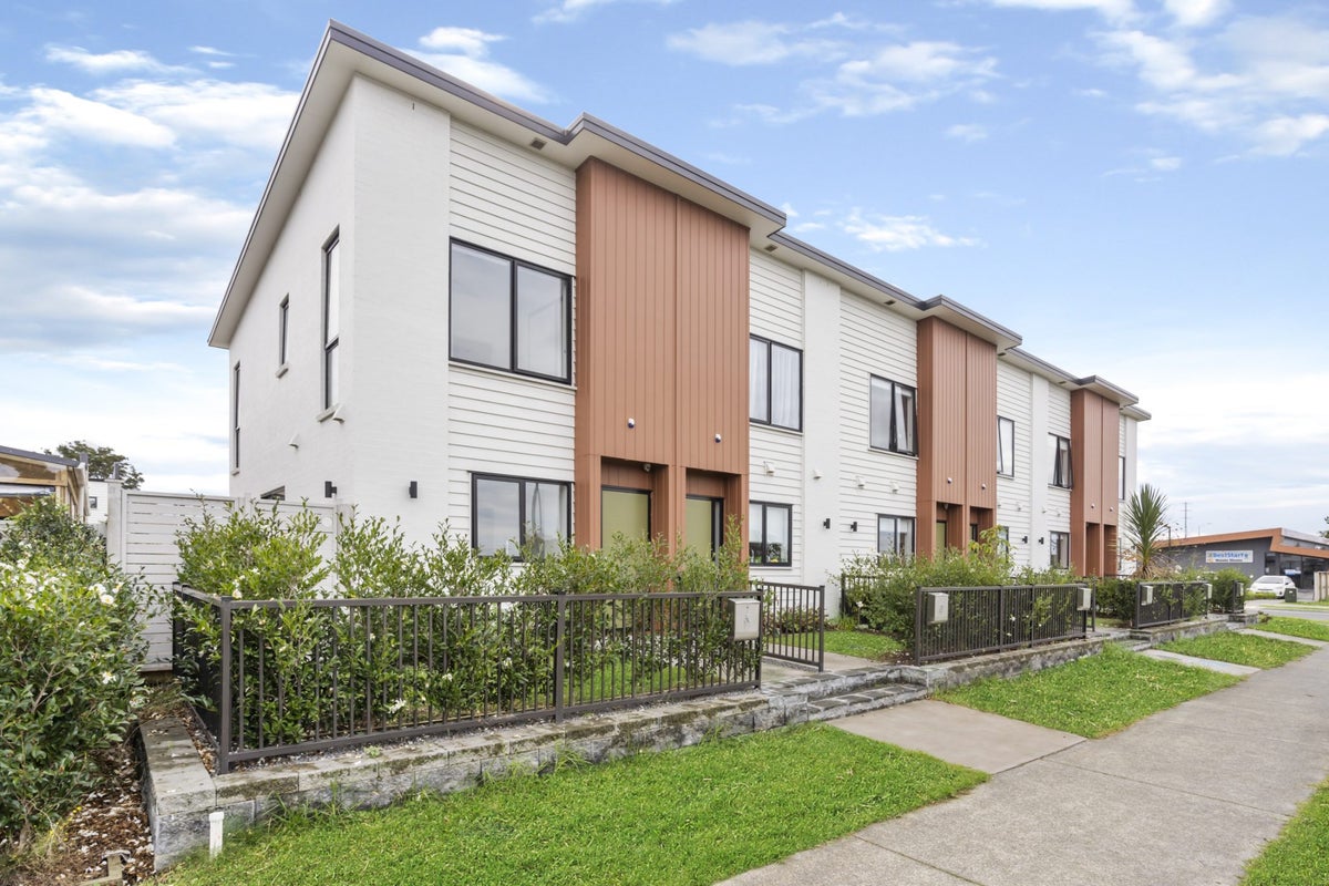 3C Waituarua Drive, Takanini, Auckland - Carousel 2