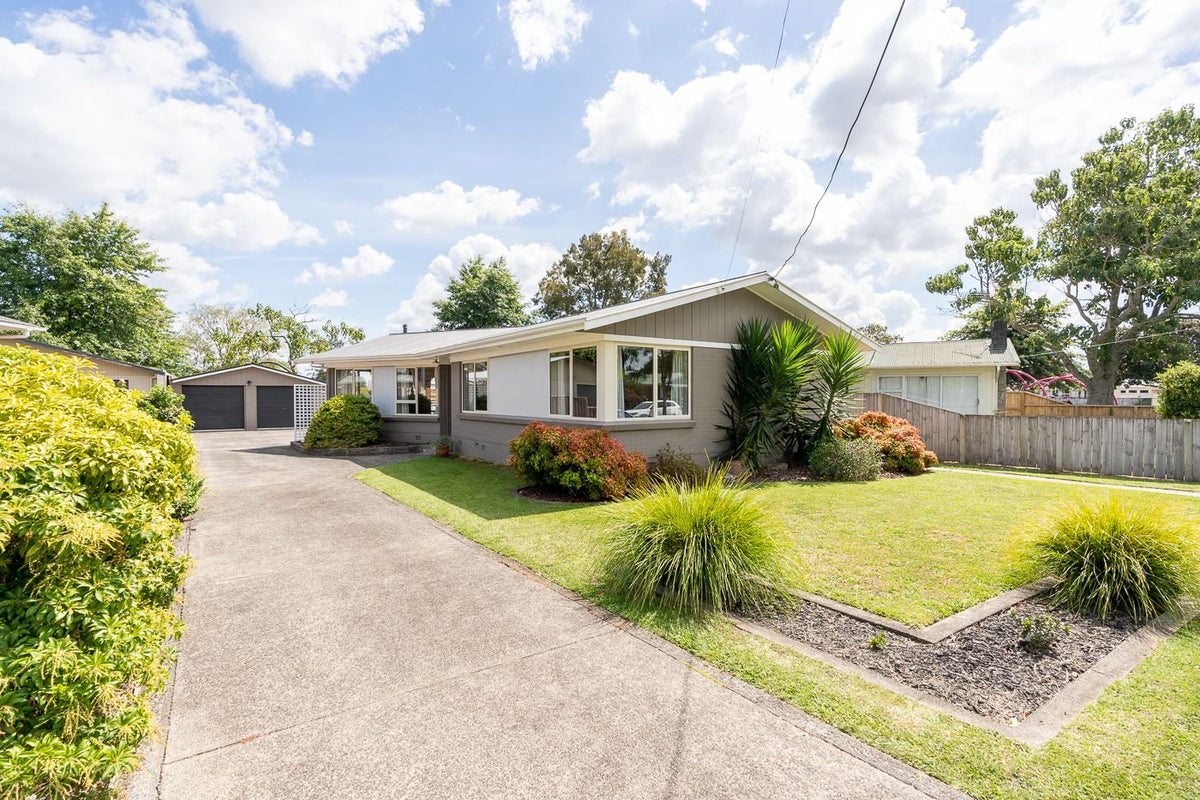 43 Lewis Street, Glenview, Hamilton - Carousel 1