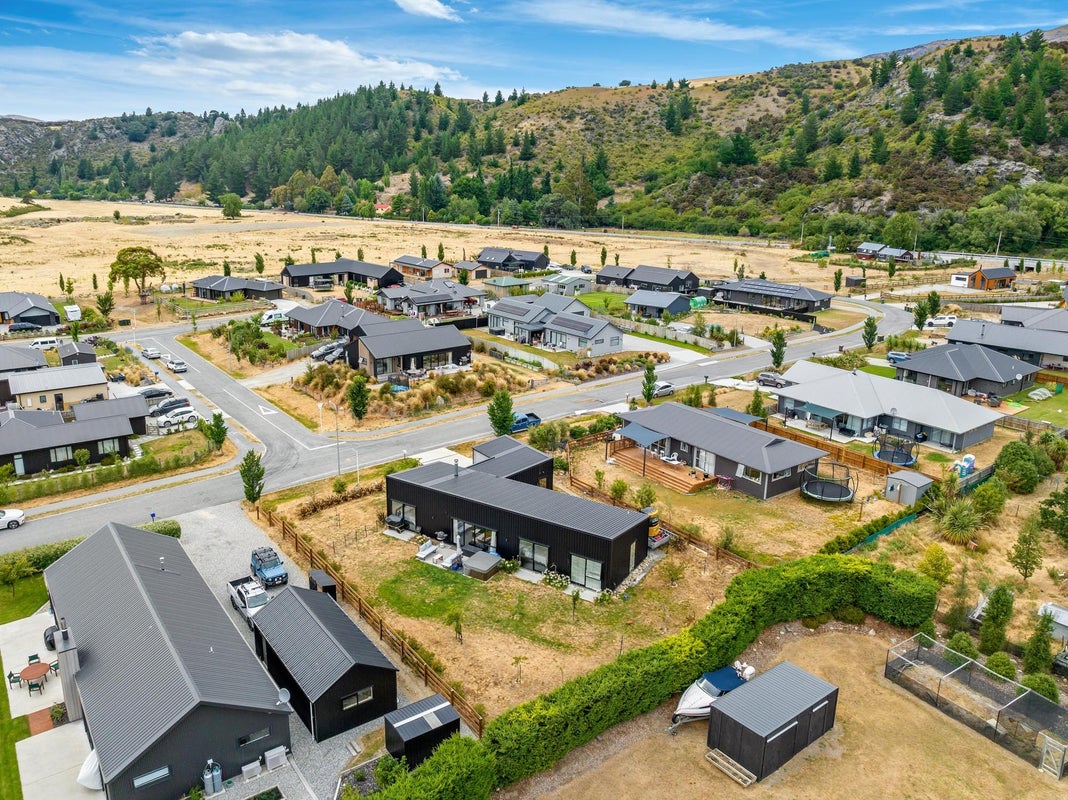 10 Cooper Crescent, Luggate, Wanaka - Carousel 2