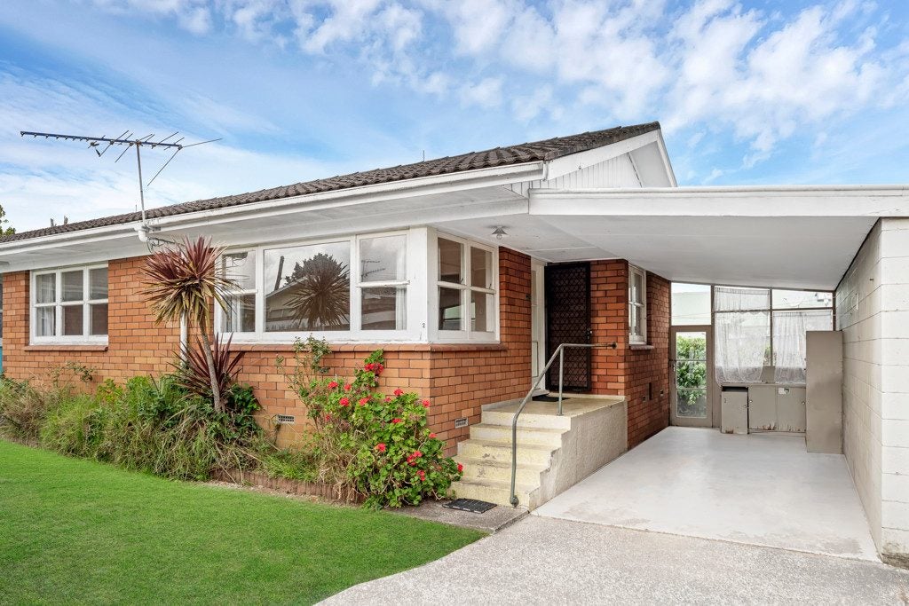2/62 Great South Road, Papakura, Auckland - Carousel 1