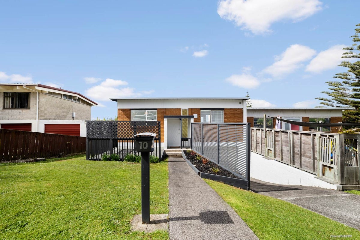 2/10 Girrahween Drive, Totara Vale, Auckland - Carousel 1