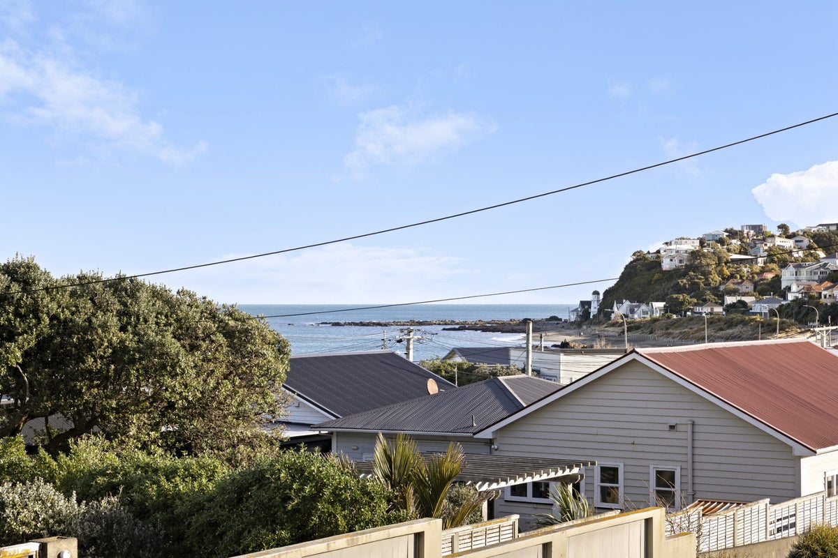 2 Linwood Way, Island Bay, Wellington - Carousel 2