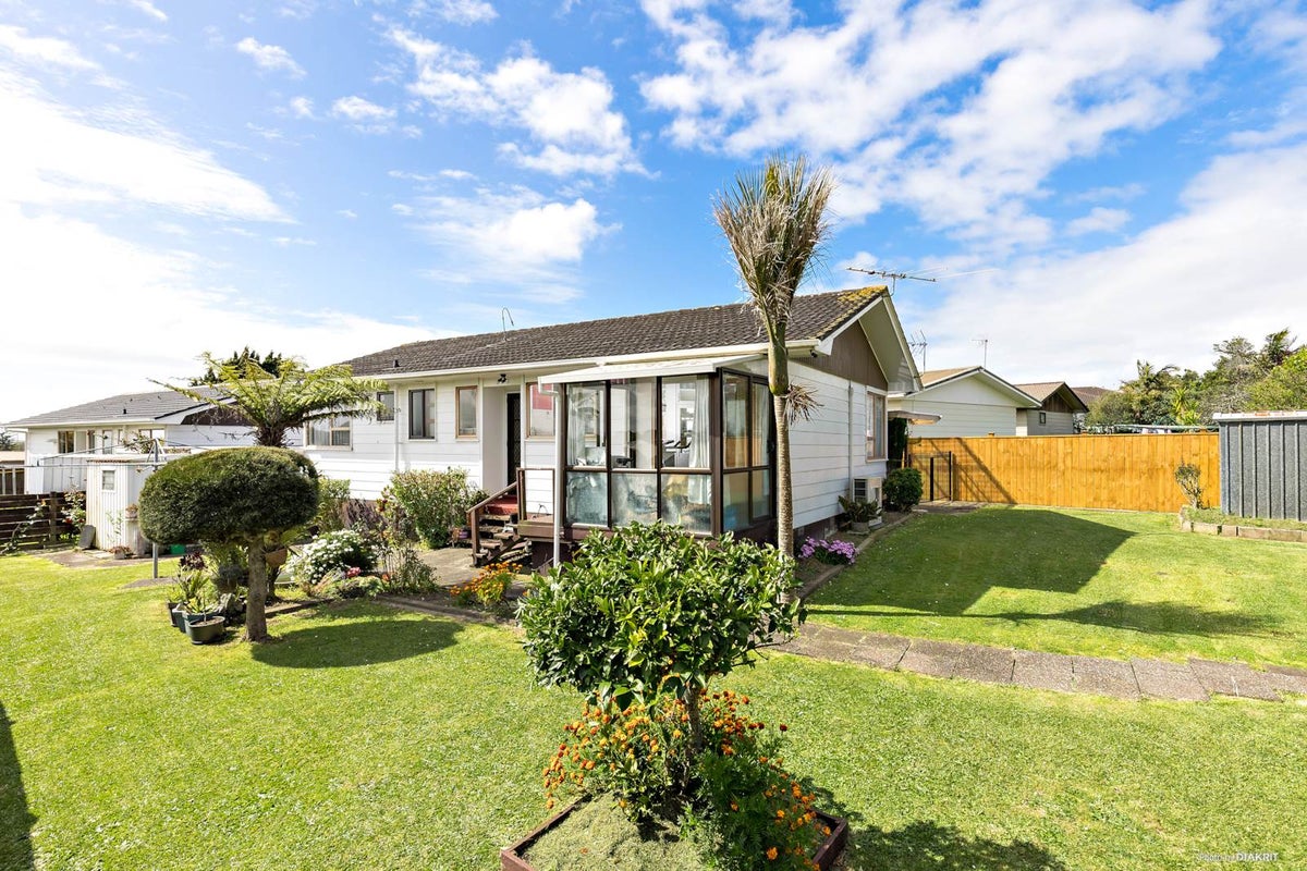 2/17 Shalimar Place, Clover Park, Auckland - Carousel 1
