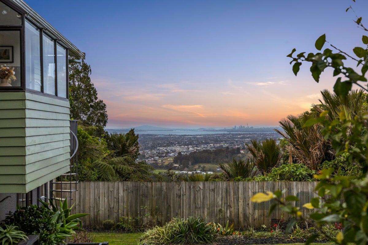 1124 Scenic Drive North, Swanson, Auckland - Carousel 1