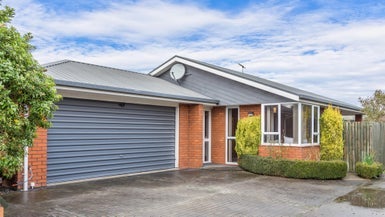 2/11 Rossiter Avenue, Redwood, Christchurch - Carousel 1