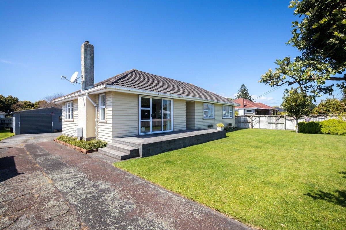 131 Seaview Road, Westown, New Plymouth - Carousel 1