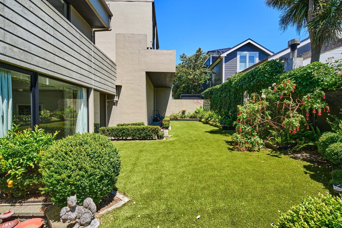 2/32 Hobson Street, Thorndon, Wellington - Carousel 12