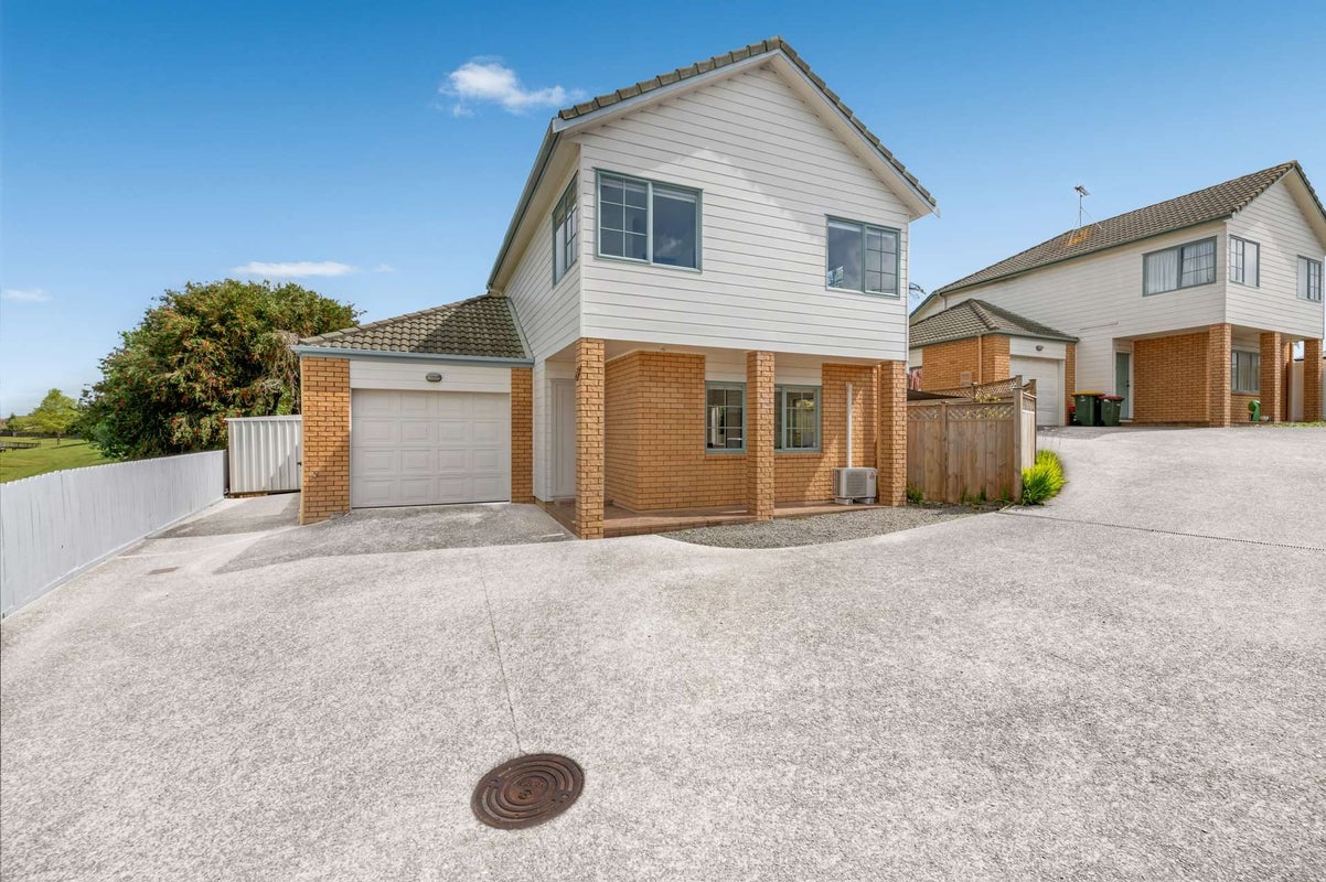 2/202 Botany Road, Botany Downs, Auckland - Carousel 1
