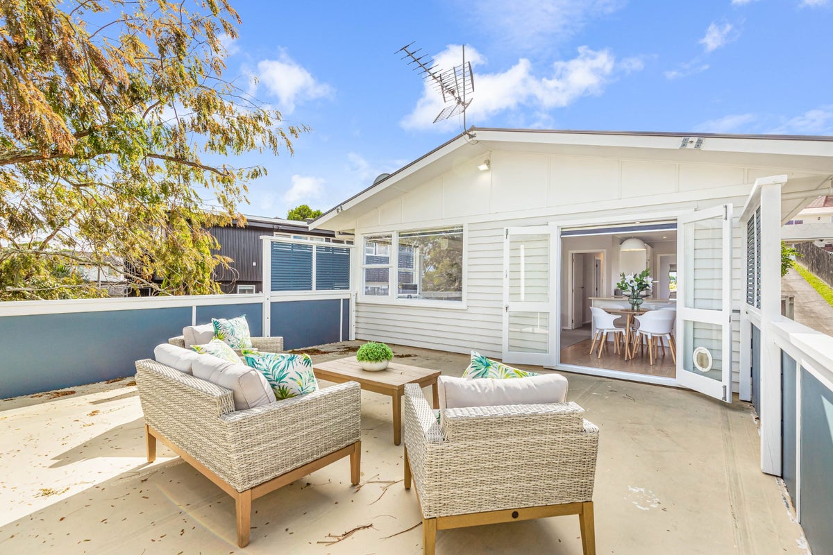 17 Castaing Crescent, Te Atatu South, Auckland - Carousel 2