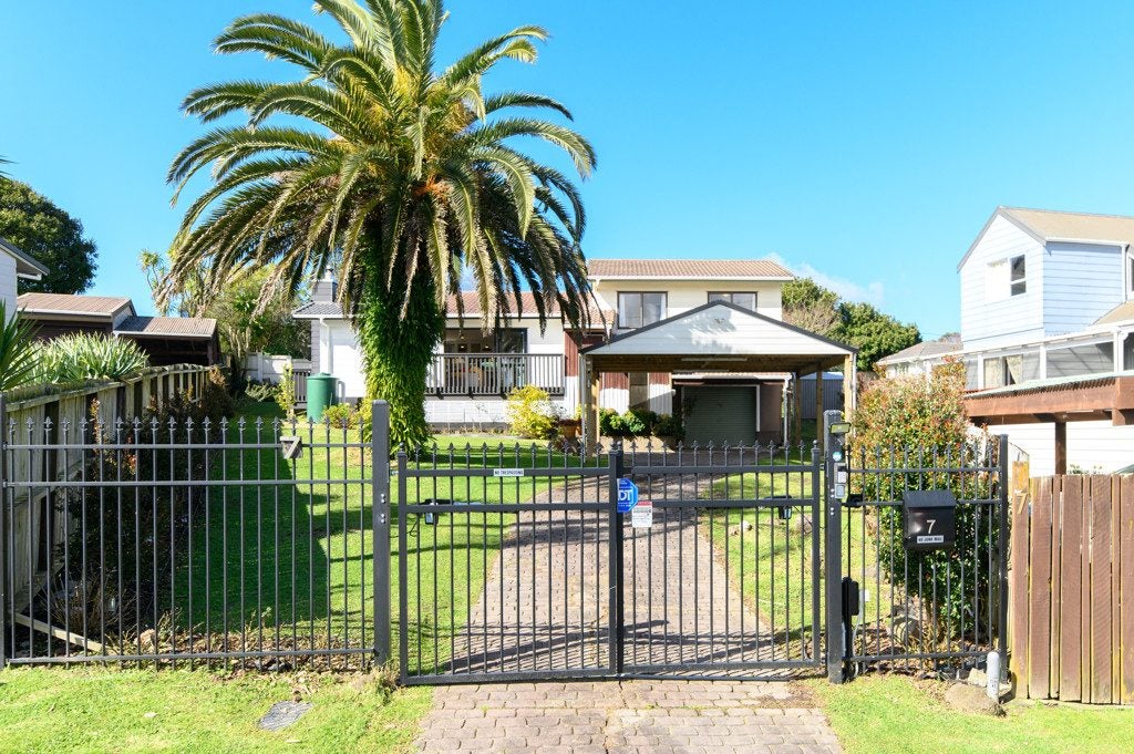 7 Castlewood Grove, Blockhouse Bay, Auckland - Carousel 1