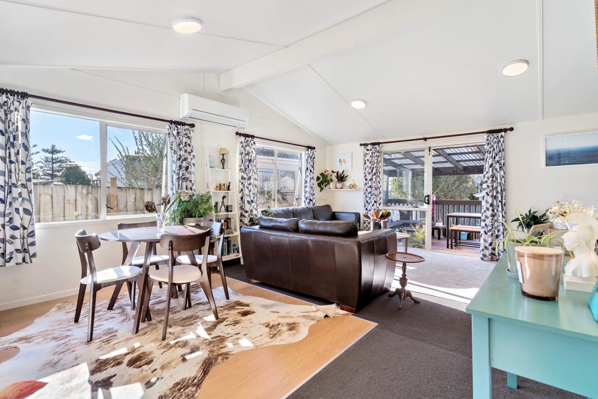 25 Denarius Lane, Glendene, Auckland - Carousel 1