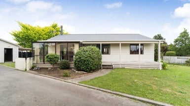 14 Gladys Place, Kelvin Grove, Palmerston North - Carousel 1