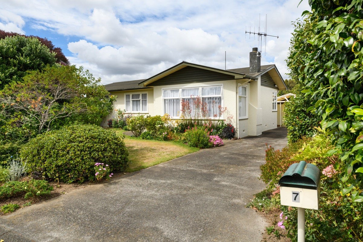 7 Epsom Road, Hokowhitu, Palmerston North - Carousel 1