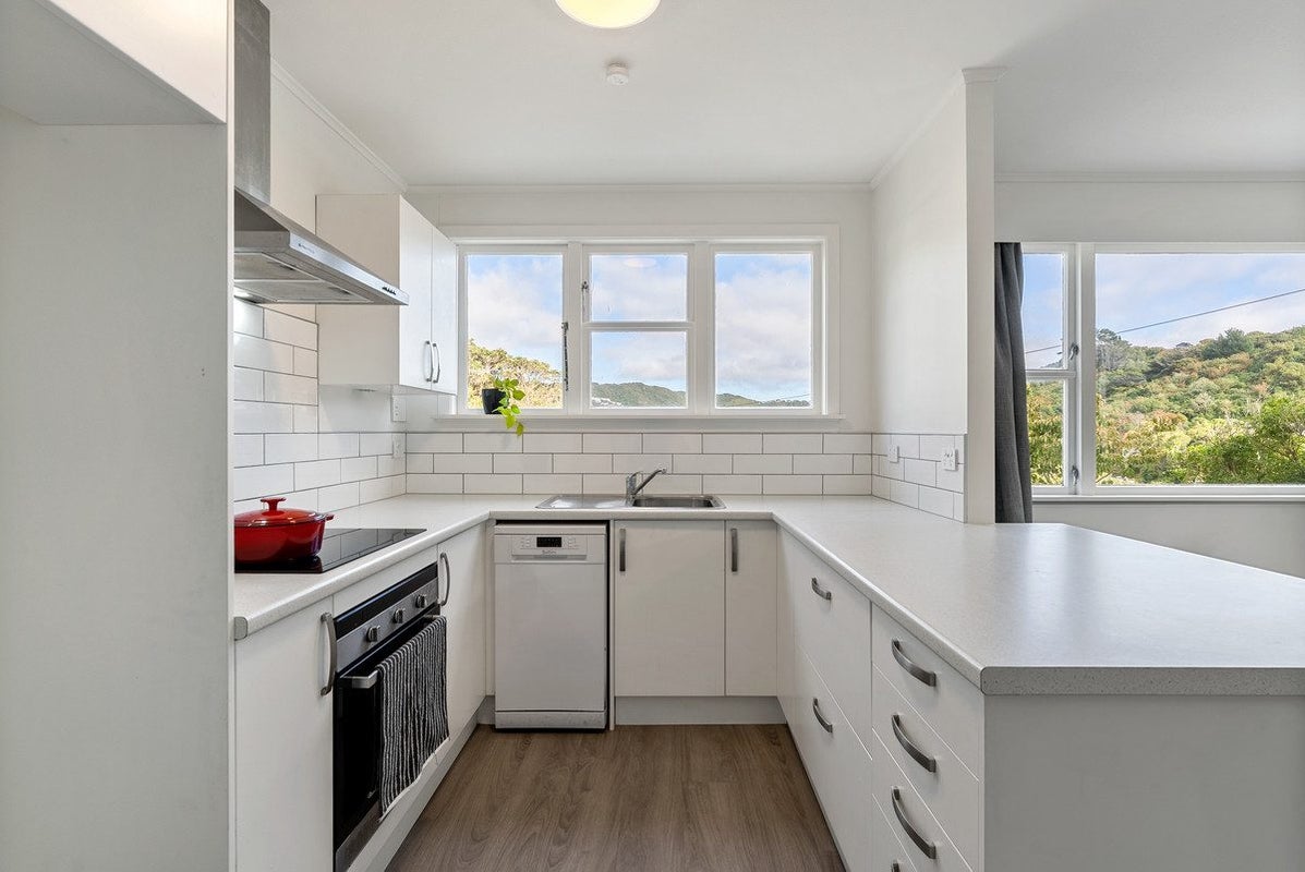 5 Chaucer Way, Karori, Wellington - Carousel 2