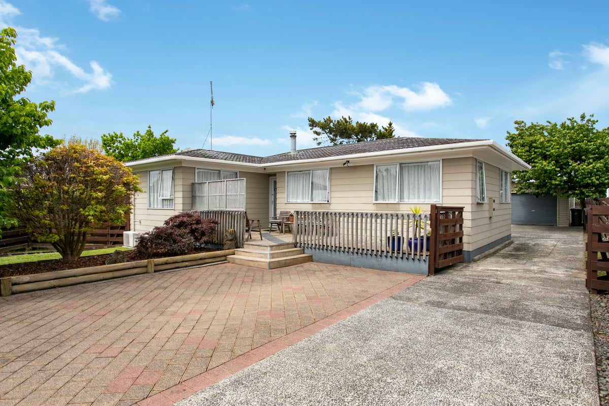 32 Lipton Grove, Opaheke, Papakura - Carousel 1