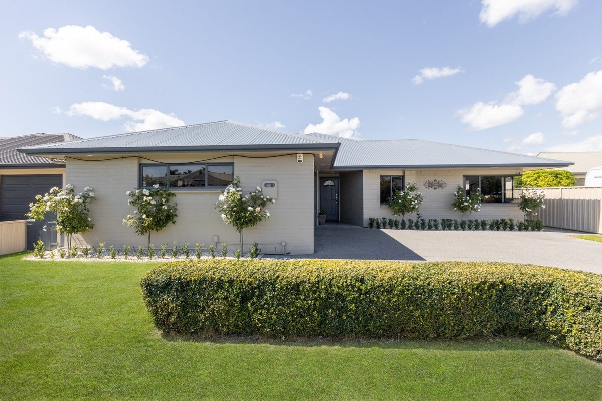 202 Frimley Oaks, Frimley, Hastings - Carousel 17