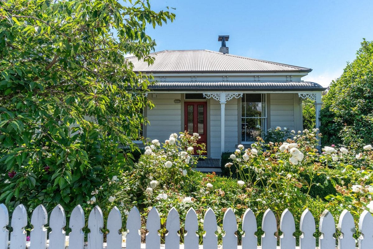 218 High Street South, Carterton - Carousel 27