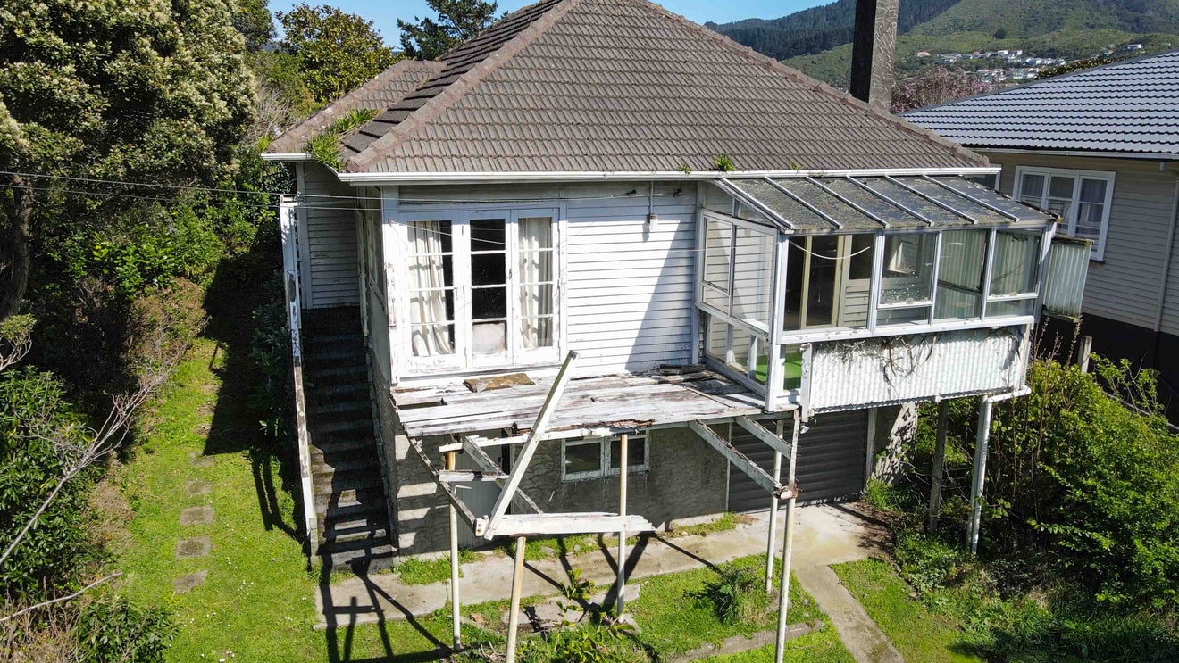 20 Raroa Terrace, Tawa, Wellington - Carousel 1