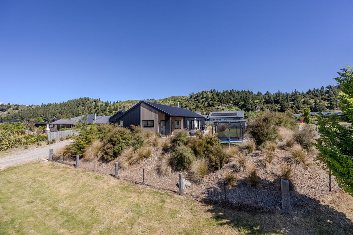 9 Cooper Crescent, Luggate, Wanaka - Carousel 1