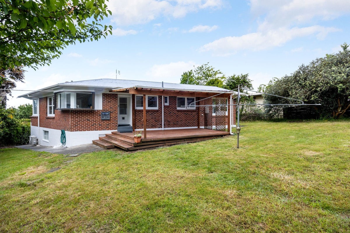 16 Helena Road, Hillcrest, Hamilton - Carousel 1