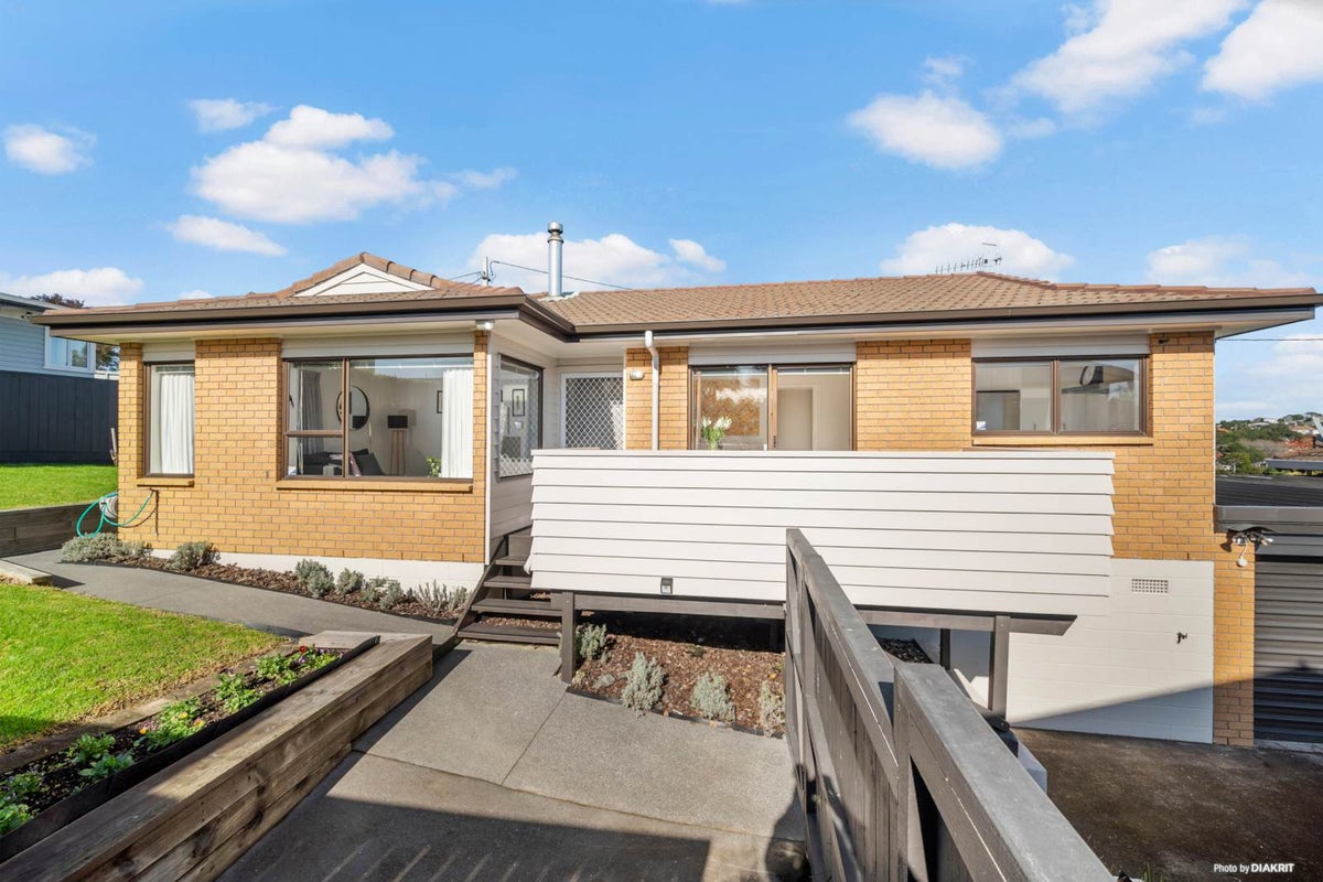 2/42 Howard Road, Northcote, Auckland - Carousel 1