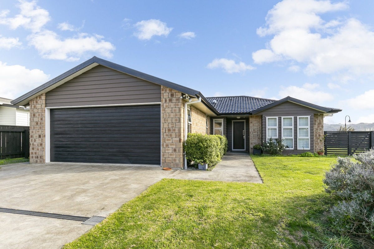 110 John Burke Drive, Aotea, Porirua - Carousel 1