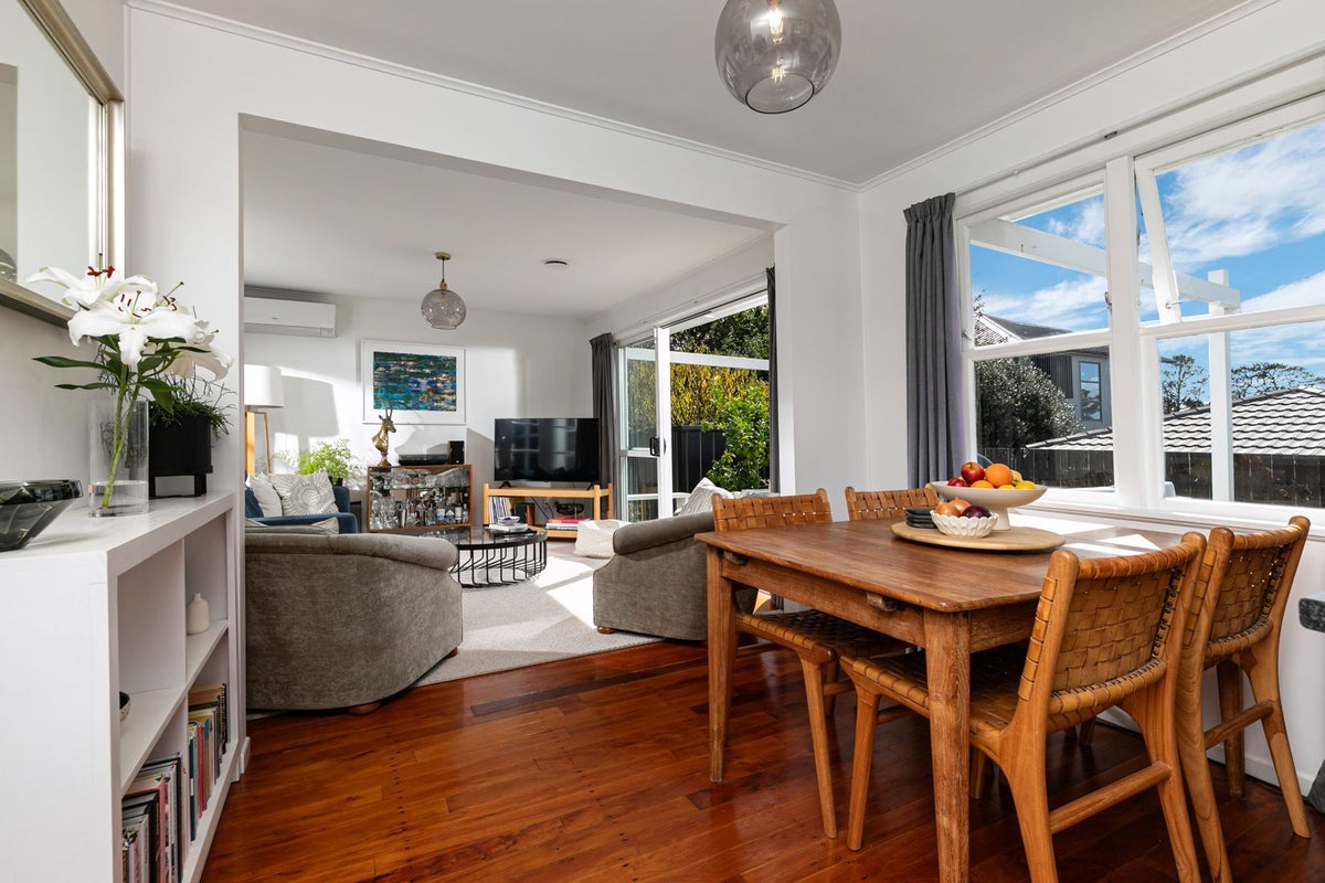 2 Meadow Crescent, Te Atatu South, Auckland - Carousel 2