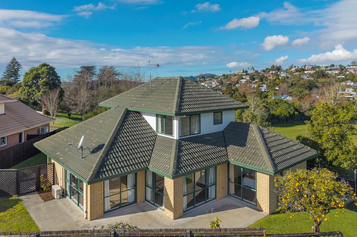 14 Ridgemount Terrace, Welcome Bay, Tauranga - Carousel 1