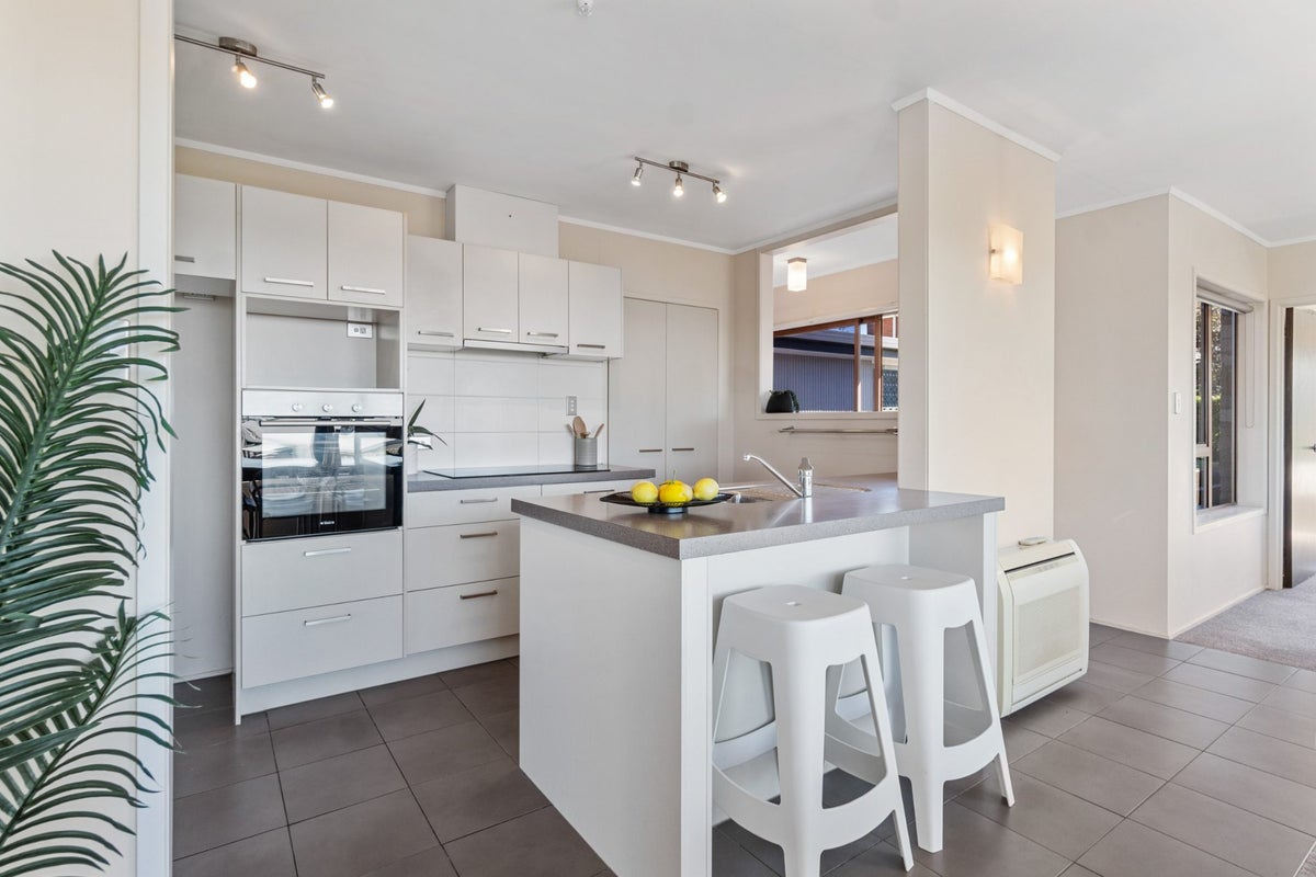 2/4 Cotton Street, St Johns, Auckland - Carousel 2