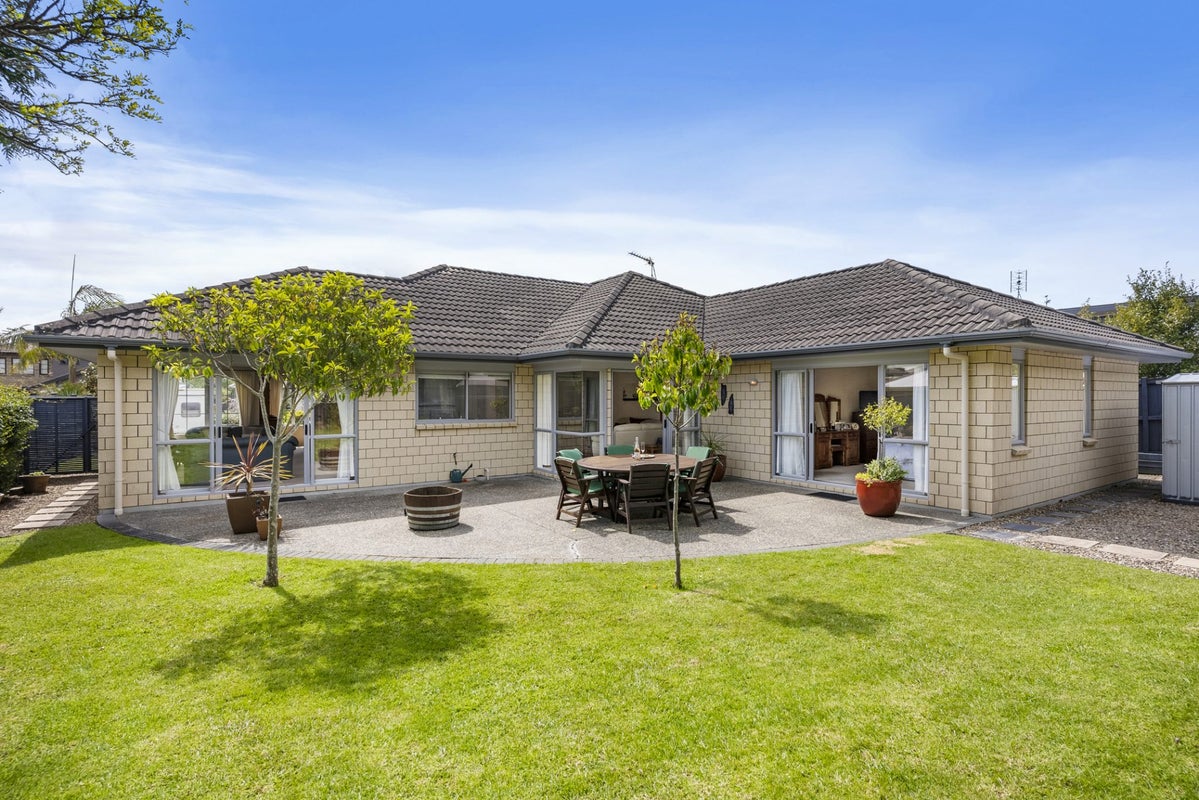 16 Pine Harbour Parade, Beachlands, Auckland - Carousel 1