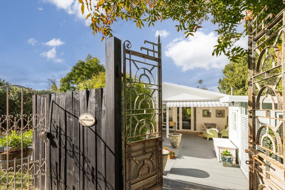 6 Finnis Lane, Hospital Hill, Napier - Carousel 24