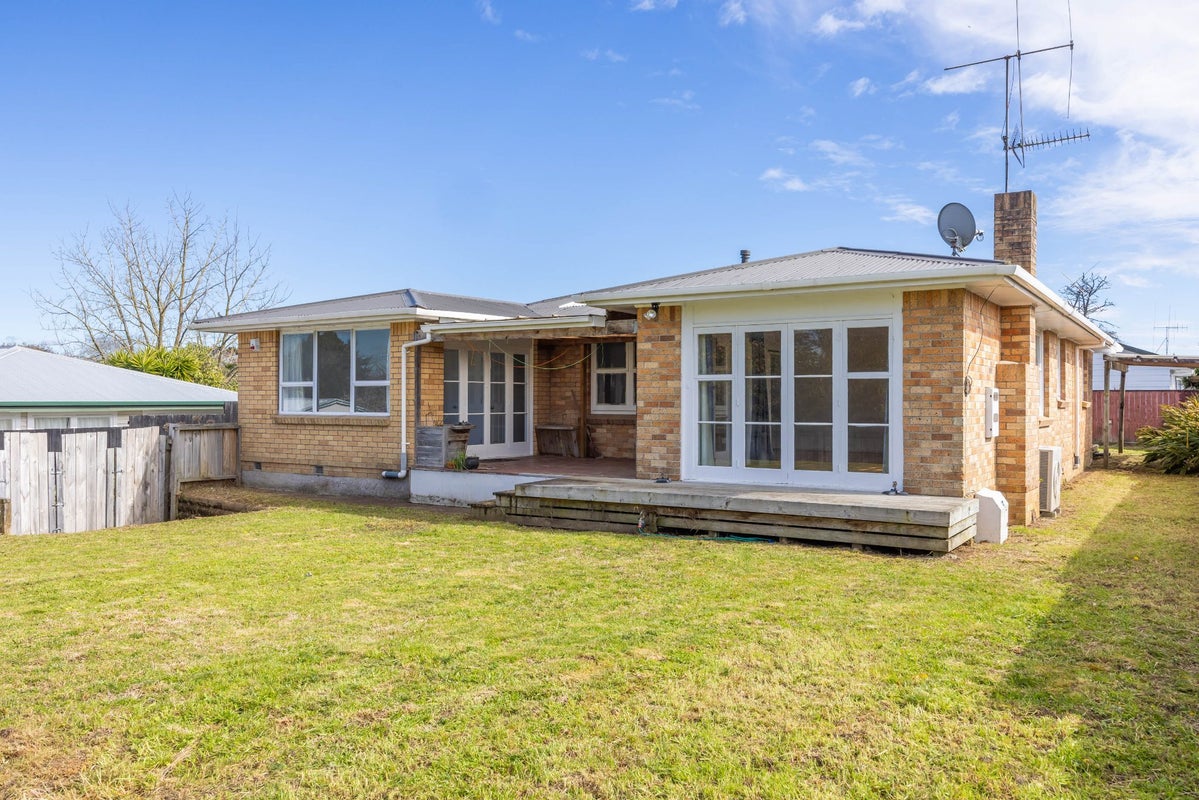 41 Bruce Avenue, Glenview, Hamilton - Carousel 1