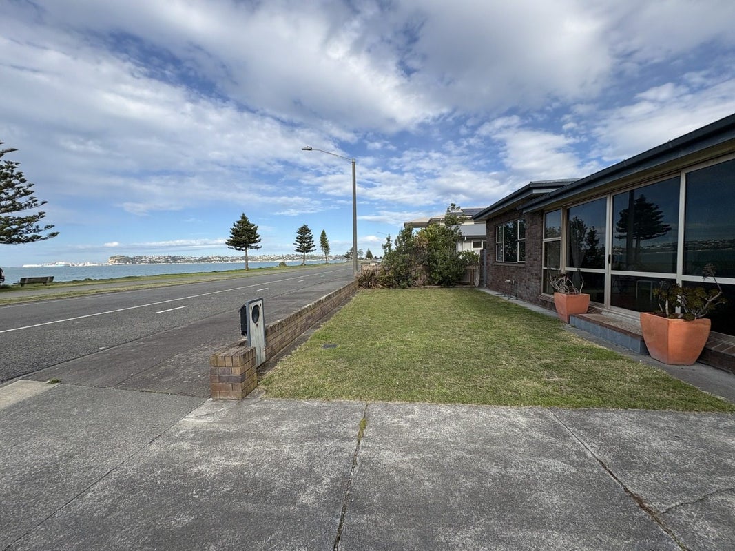 81 The Esplanade, Westshore, Napier - Carousel 1